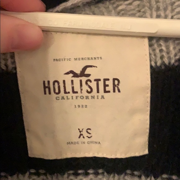 Hollister sweater - Picture 2 of 2